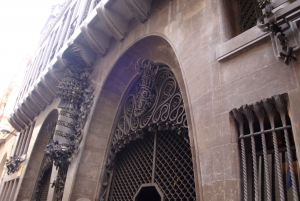 Barcelona: German City Tour from Gaudí's Perspective