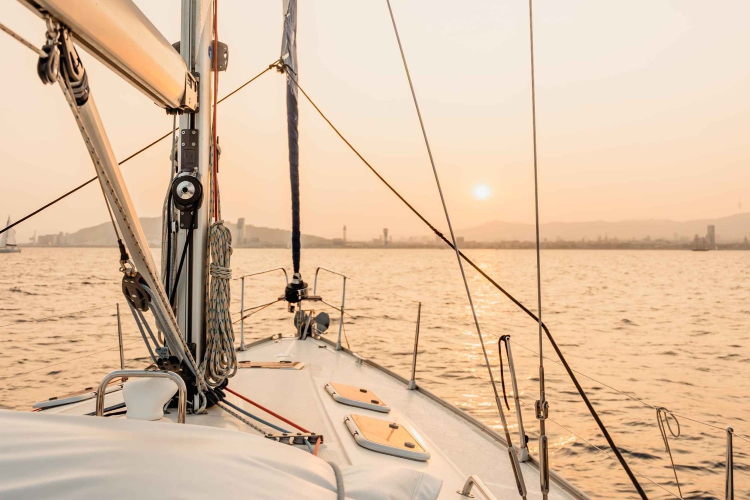 Barcelona: experiência de navegação dourada com tapas e cava