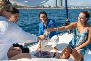 Barcelona: experiência de navegação dourada com tapas e cava