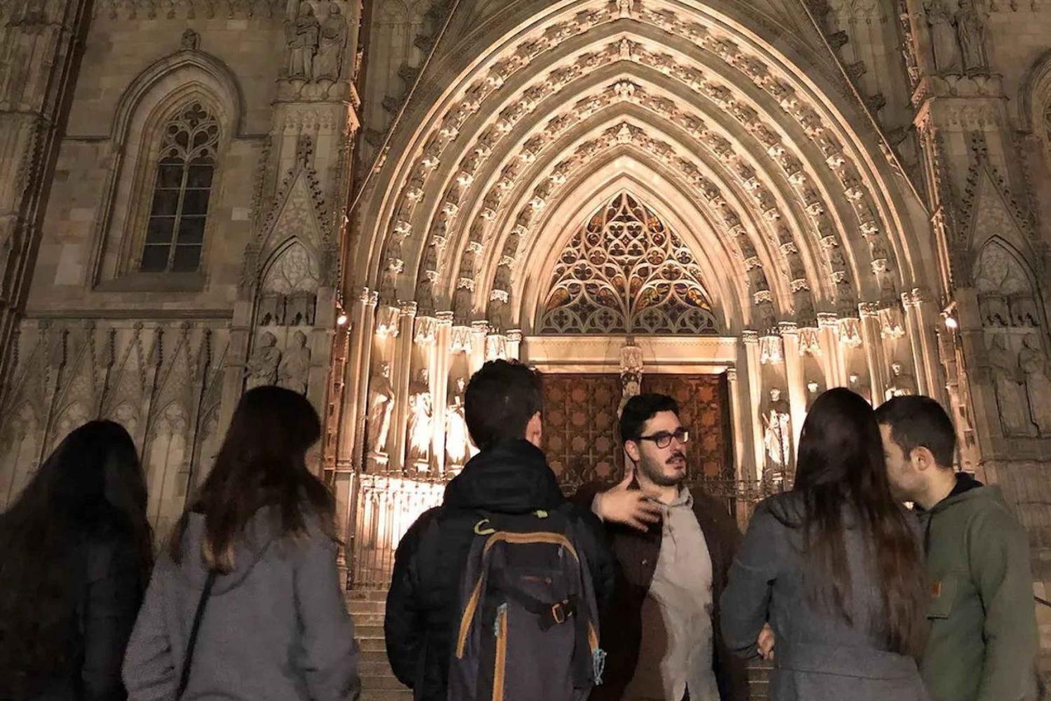 Barcellona: Tour guidato a piedi del Quartiere Gotico di notte