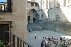 Barcellona: Tour a piedi delle leggende del Quartiere Gotico con tapas