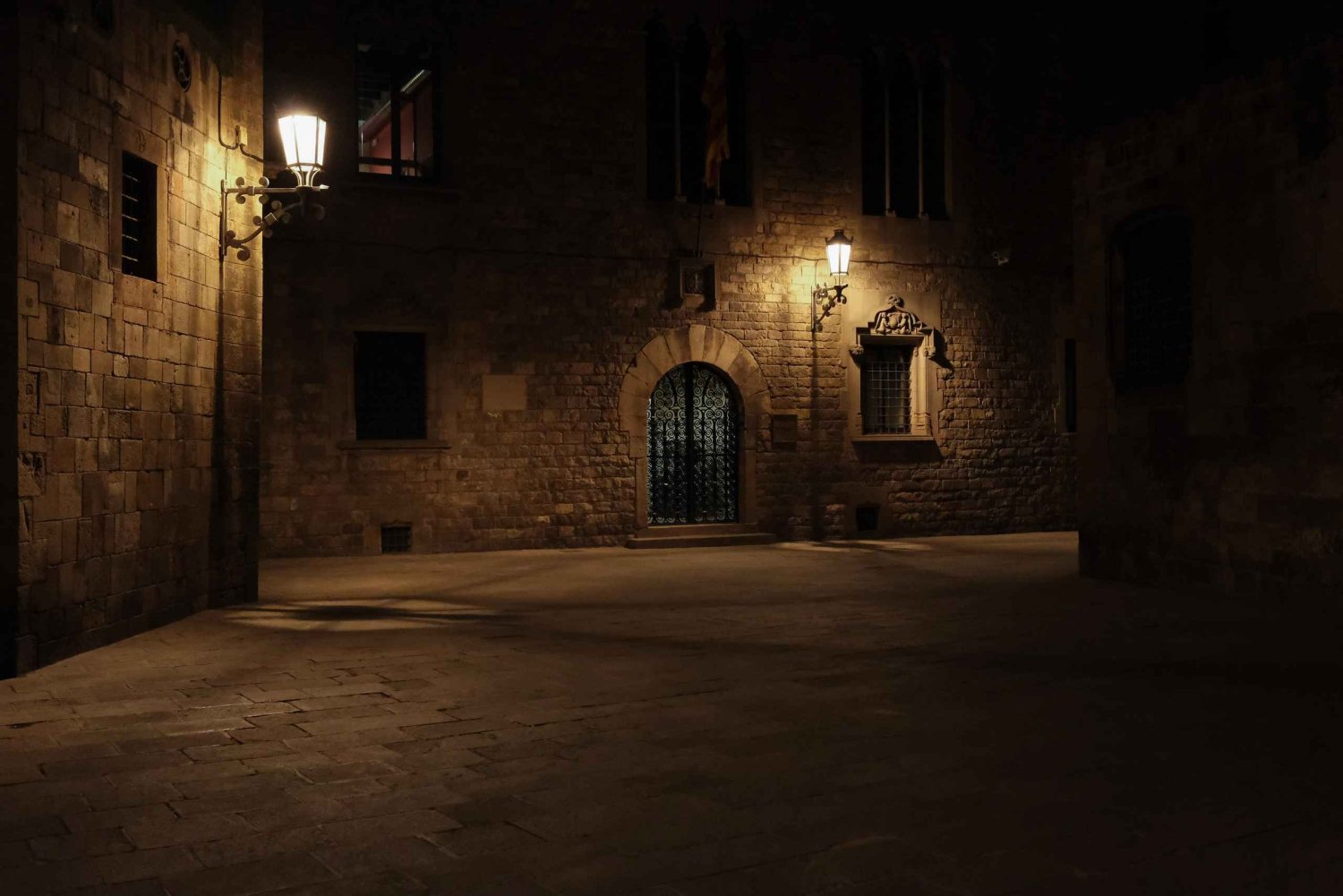 Barcelona: Paseo Nocturno por el Barrio Gótico Misterios y Leyendas