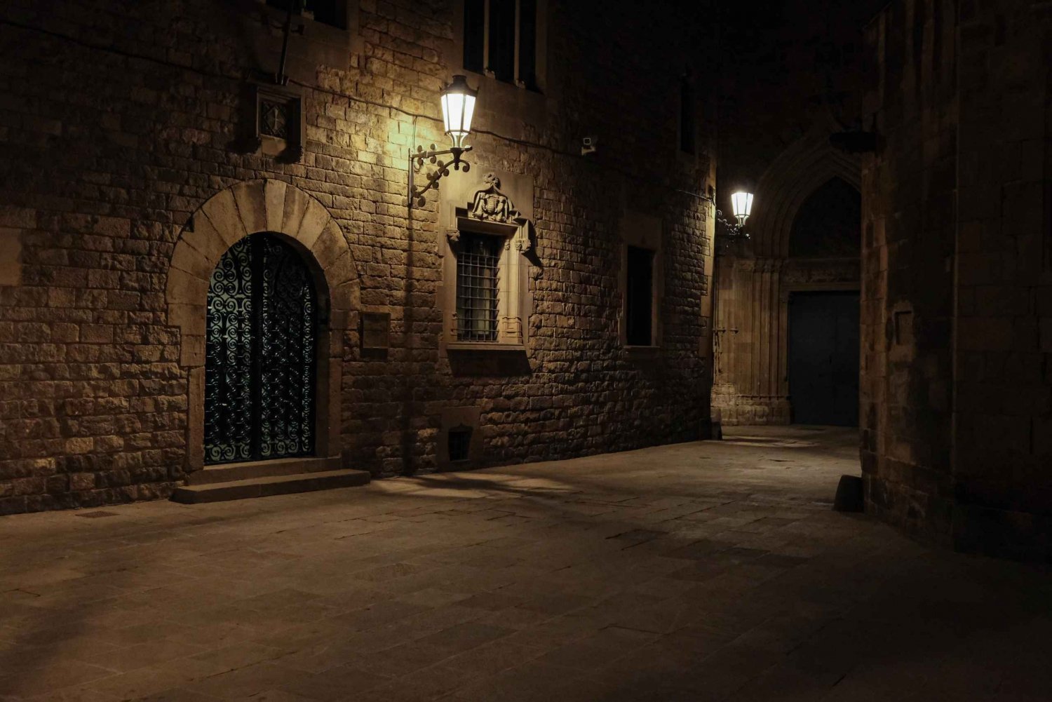 Barcelona: Gothic Quarter Night Walk with Storyteller