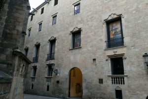 Barcelona: Gothic Quarter Walking Tour with Optional Pintxos