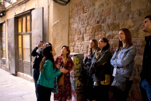 Barcelona: Gothic Quarter's Deepest Secrets Tour and Sangria