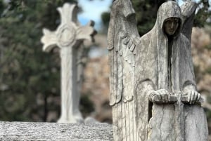 Barcelona: Cemetery Tour - Gothic Graves & Local History