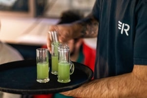 Barcelona: Opastettu kaupunki Pub Crawl kanssa 4 juomaa.