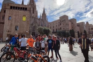 Barcelona: Visita guiada de la ciudad en bici o bicicleta eléctrica