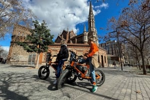 Barcelona: Tour guiado por Gaudí de bicicleta, E-Bike ou E-Scooter