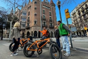 Barcellona: Tour guidato di Gaudì in bicicletta, E-Bike o E-Scooter
