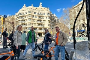 Barcelone : Visite guidée de Gaudi à vélo, E-Bike ou E-Scooter