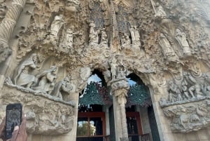 Barcelona Guided Sagrada Familia Tour & Sailing Experience