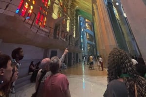 Barcelonan opastettu Sagrada Familia -kierros & purjehdus Kokemusmaailma