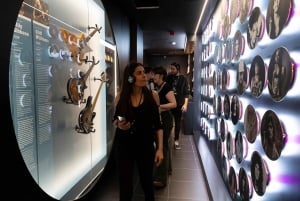 Barcelone : Musée du rock - Salle des légendes de la guitare