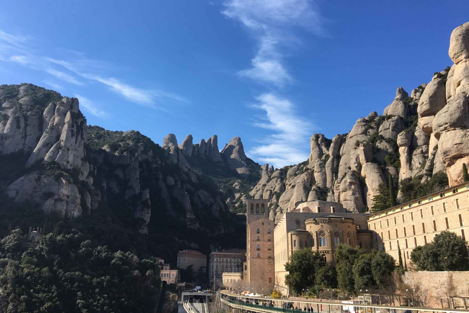 Barcelona: Mosteiro de Montserrat de meio dia e caminhada na montanha