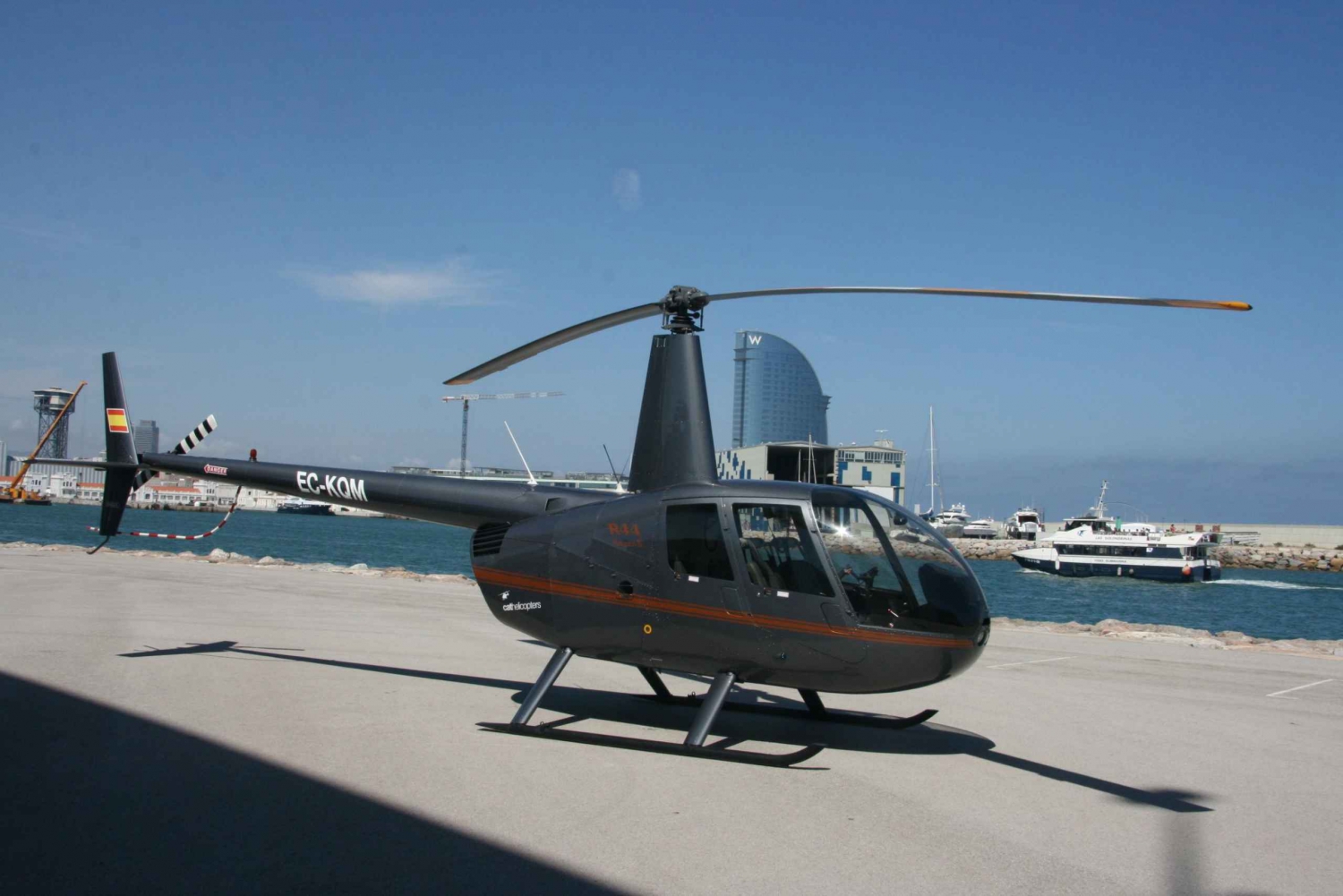 Barcellona: volo in elicottero con crociera in yacht opzionale
