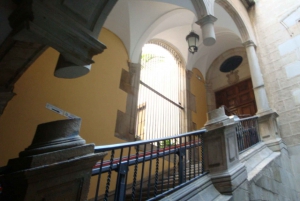 Barcelona: Hidden Secrets City Tour in German or English