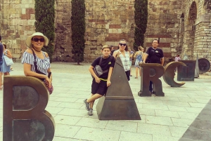 Barcelona: Historic Quarters Private Walking Tour with Tapas