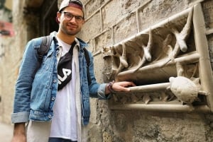 Barcelona: Historic Quarters Private Walking Tour with Tapas