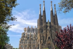 Barcelona: La Sagrada Familia Guided Tour with Skip the Line