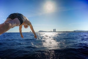 Barcelona: Leichtes Segelerlebnis mit Brunch und Getränken