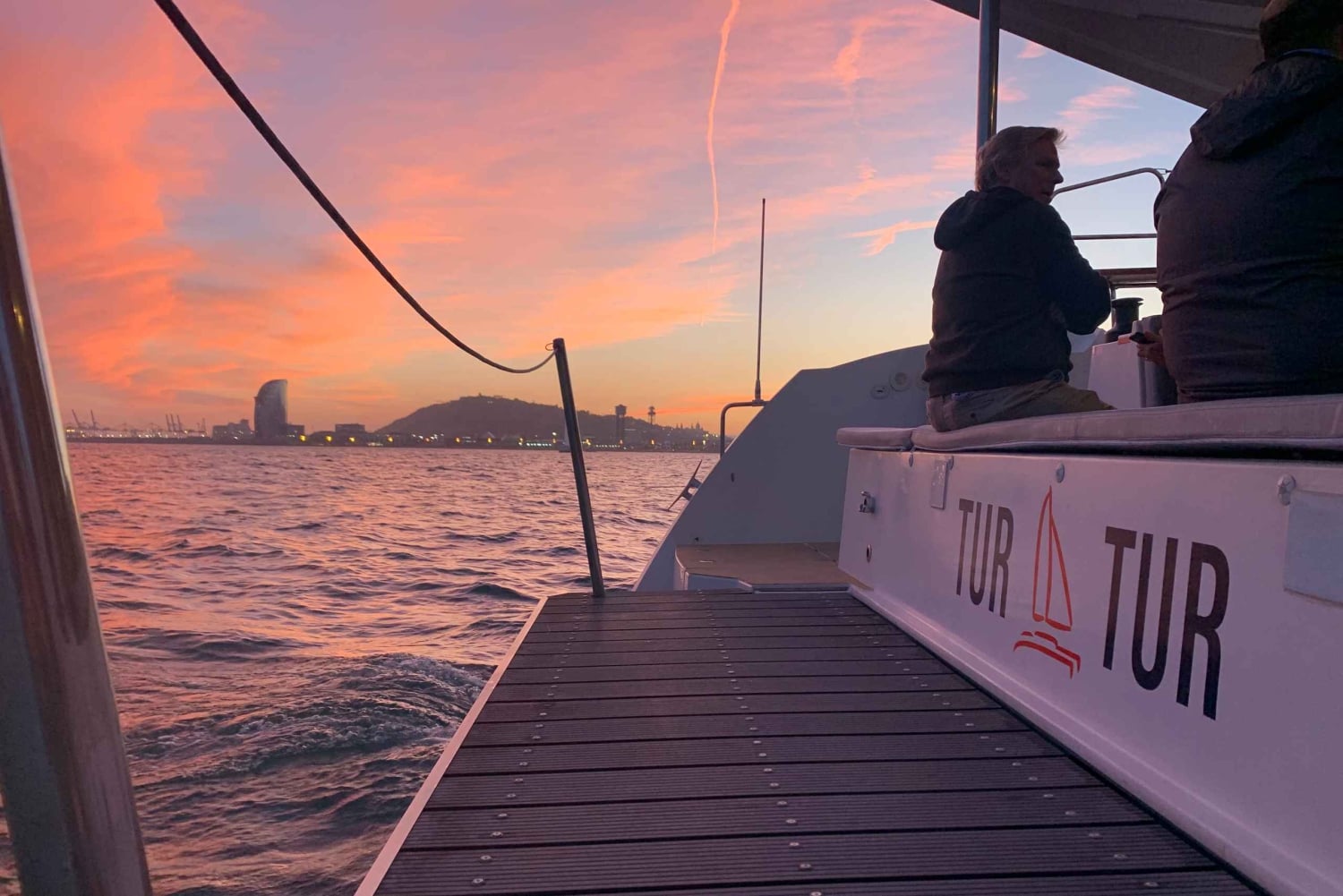 Barcellona: Crociera di lusso al tramonto in catamarano