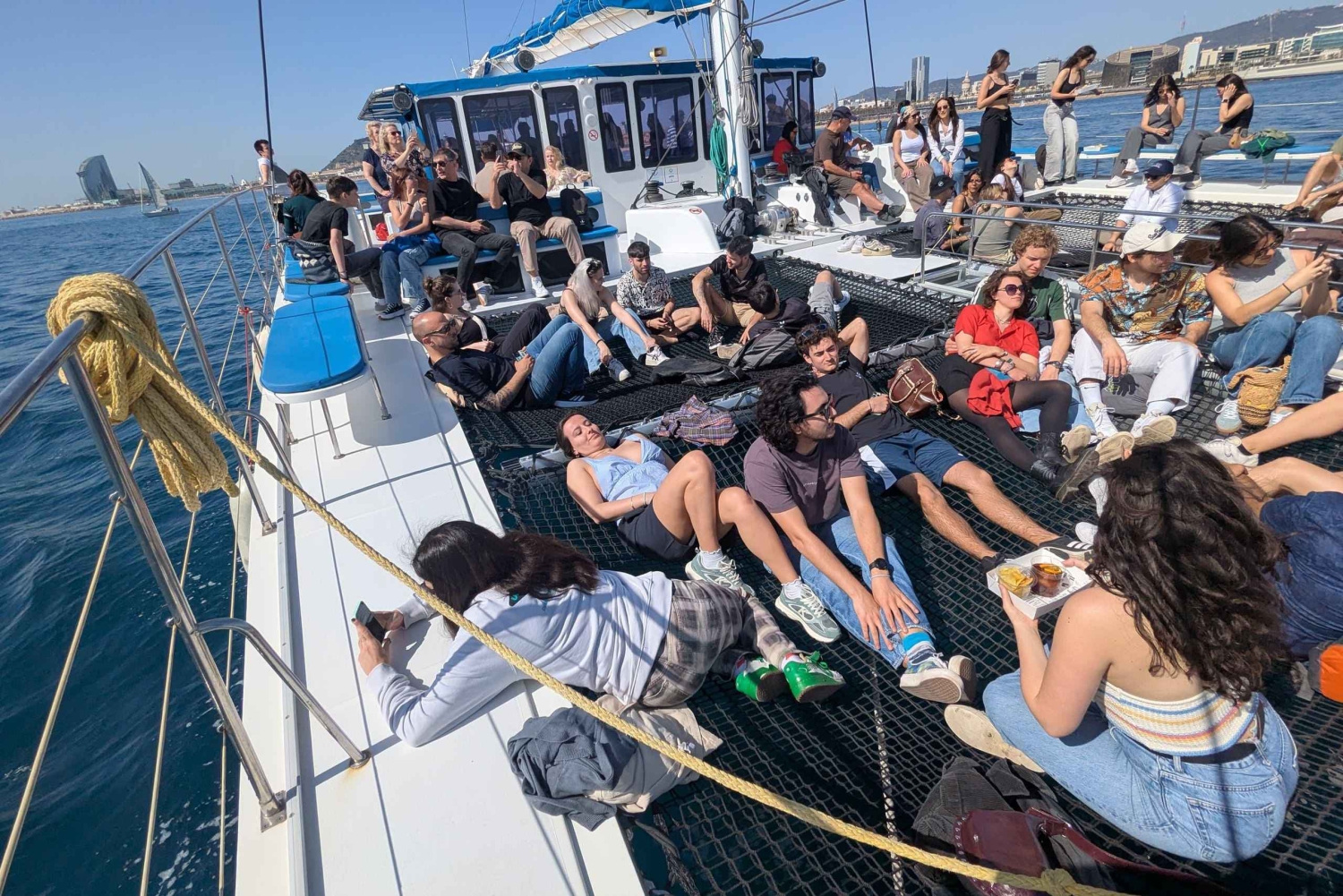 Barcellona: Crociera di lusso al tramonto in catamarano