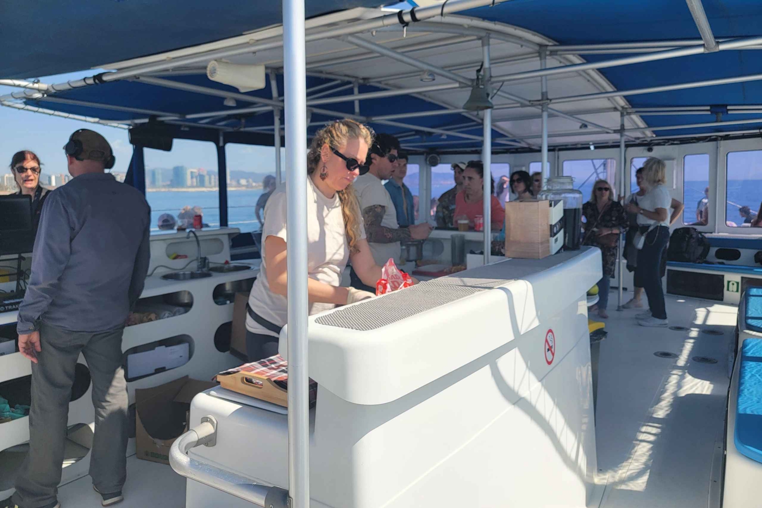 Barcellona: Crociera di lusso al tramonto in catamarano