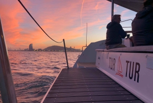 Barcellona: Crociera di lusso al tramonto in catamarano