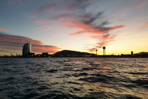 Barcellona: Crociera di lusso al tramonto in catamarano