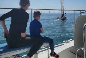 Barcellona: Crociera di lusso al tramonto in catamarano