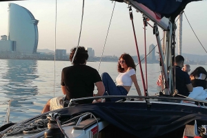 Barcelona: Private Luxus-Yachtfahrt bei Sonnenuntergang
