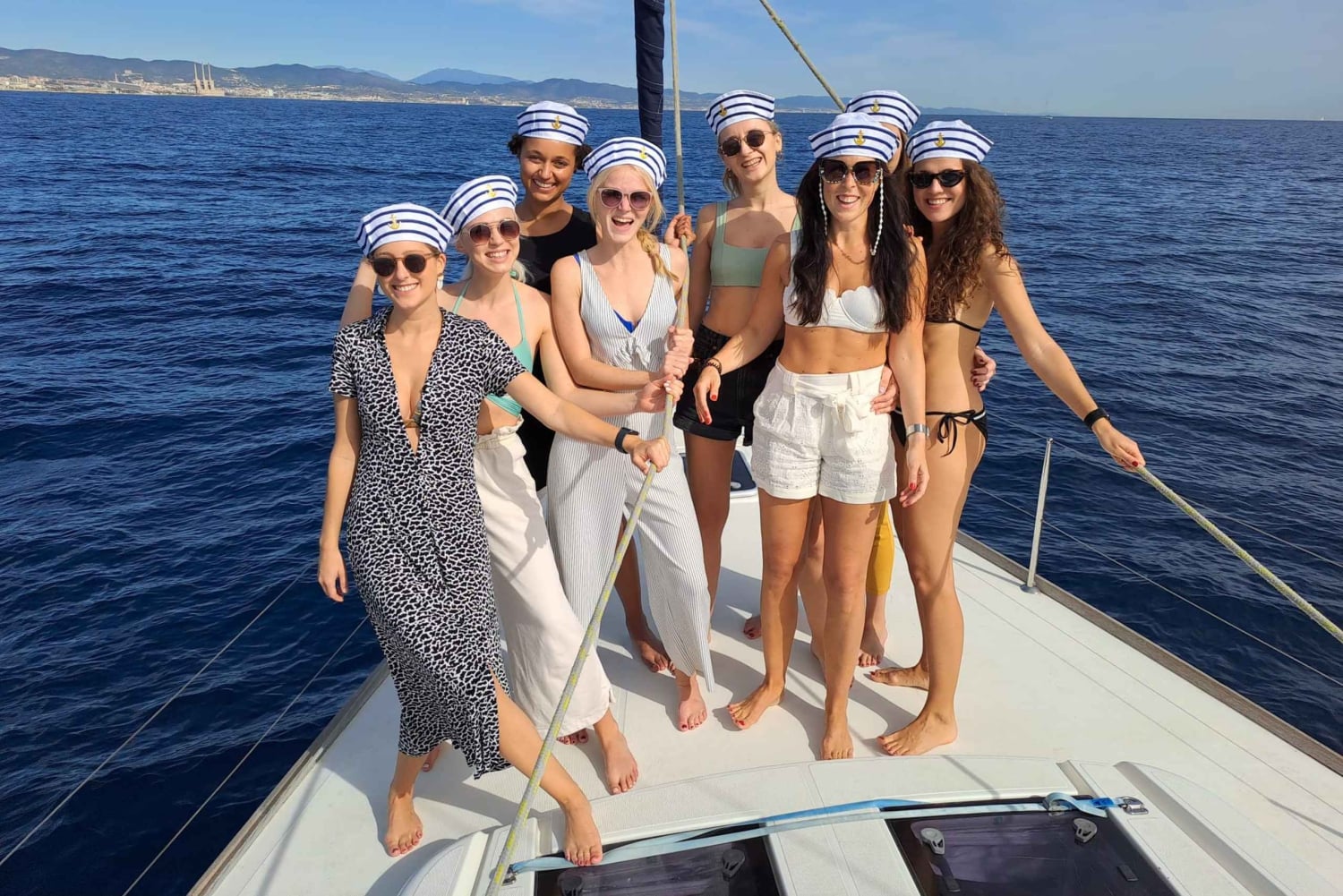 Barcelona: Cruzeiro diurno num iate privado de luxo