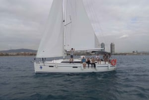 Barcelona: Luxury Sailing Trip with Drinks & Snacks