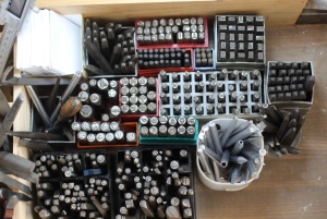 Barcelona: gör en silverring med stämplar och texturer