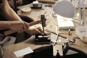 Barcelona: gör en silverring med stämplar och texturer