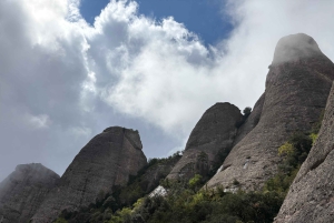 Barcelona: Montserrat Excursión Temprana - Teleférico, Abadía y Senderismo