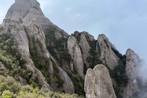 Barcelona: Montserrat Excursión Temprana - Teleférico, Abadía y Senderismo