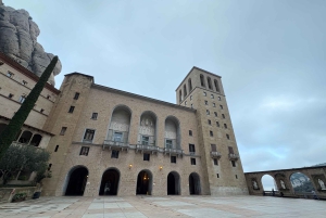 Barcelona: Aftentur til Montserrat, vandring og klostret