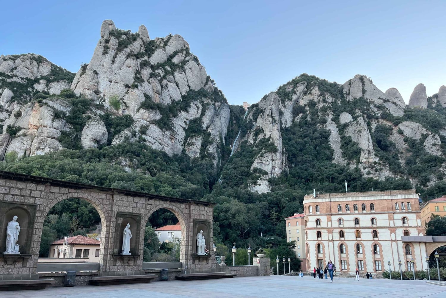 Barcelona: Montserrat-Abendtour, Wandern und Knabenchor