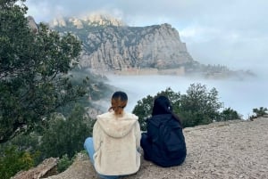 Barcelona: Półprywatna wycieczka z przewodnikiem po Montserrat minivanem