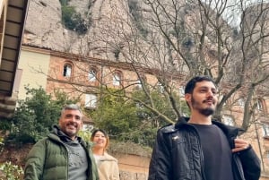 Barcelona: Półprywatna wycieczka z przewodnikiem po Montserrat minivanem