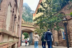Barcelona: Półprywatna wycieczka z przewodnikiem po Montserrat minivanem