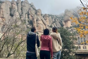 Barcelona: Półprywatna wycieczka z przewodnikiem po Montserrat minivanem