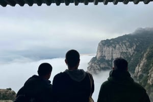 Barcelona: Półprywatna wycieczka z przewodnikiem po Montserrat minivanem
