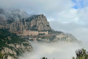 Barcelona: Półprywatna wycieczka z przewodnikiem po Montserrat minivanem