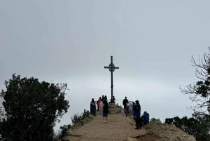 Barcelona: Półprywatna wycieczka z przewodnikiem po Montserrat minivanem
