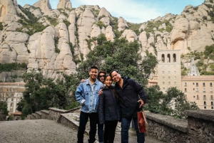 Barcelona: Montserrat Private Trip with Cable Car and Lunch