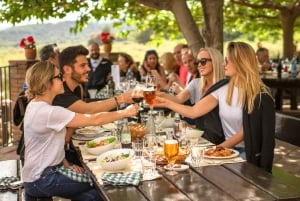 Barcelona: Besök i Montserrat och lunch på bondgård i liten grupp