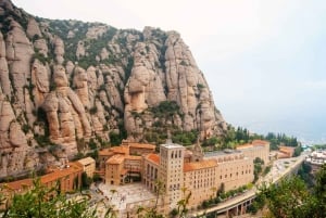 Barcellona: Montserrat con ferrovia a cremagliera e liquori opzionali